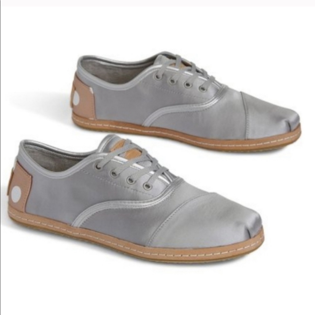 Toms Nwt Silver Satin With Size 6.5 Casual Shoe